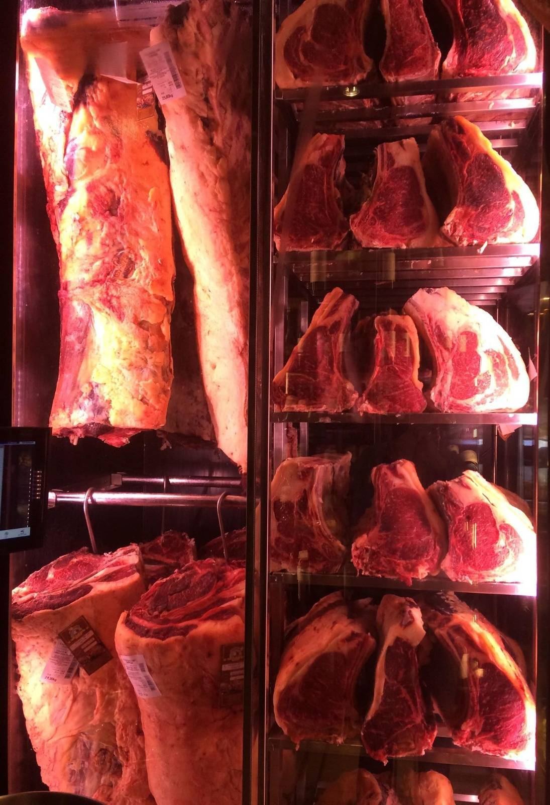 Cave de maturation vitrée, pièces de bœuf suspendues
