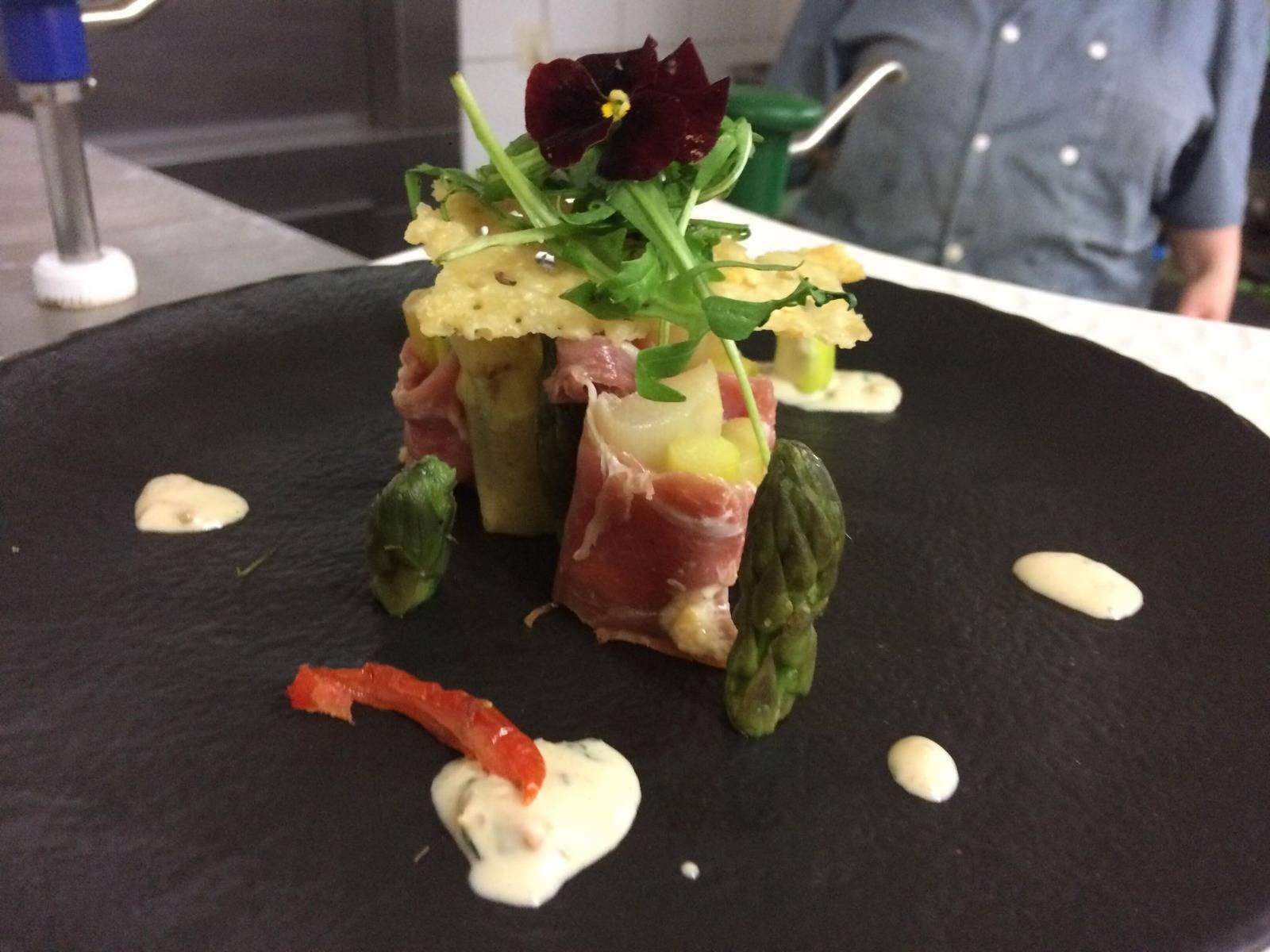 Roulé de jambon cru et asperges vertes sur ardoise noire