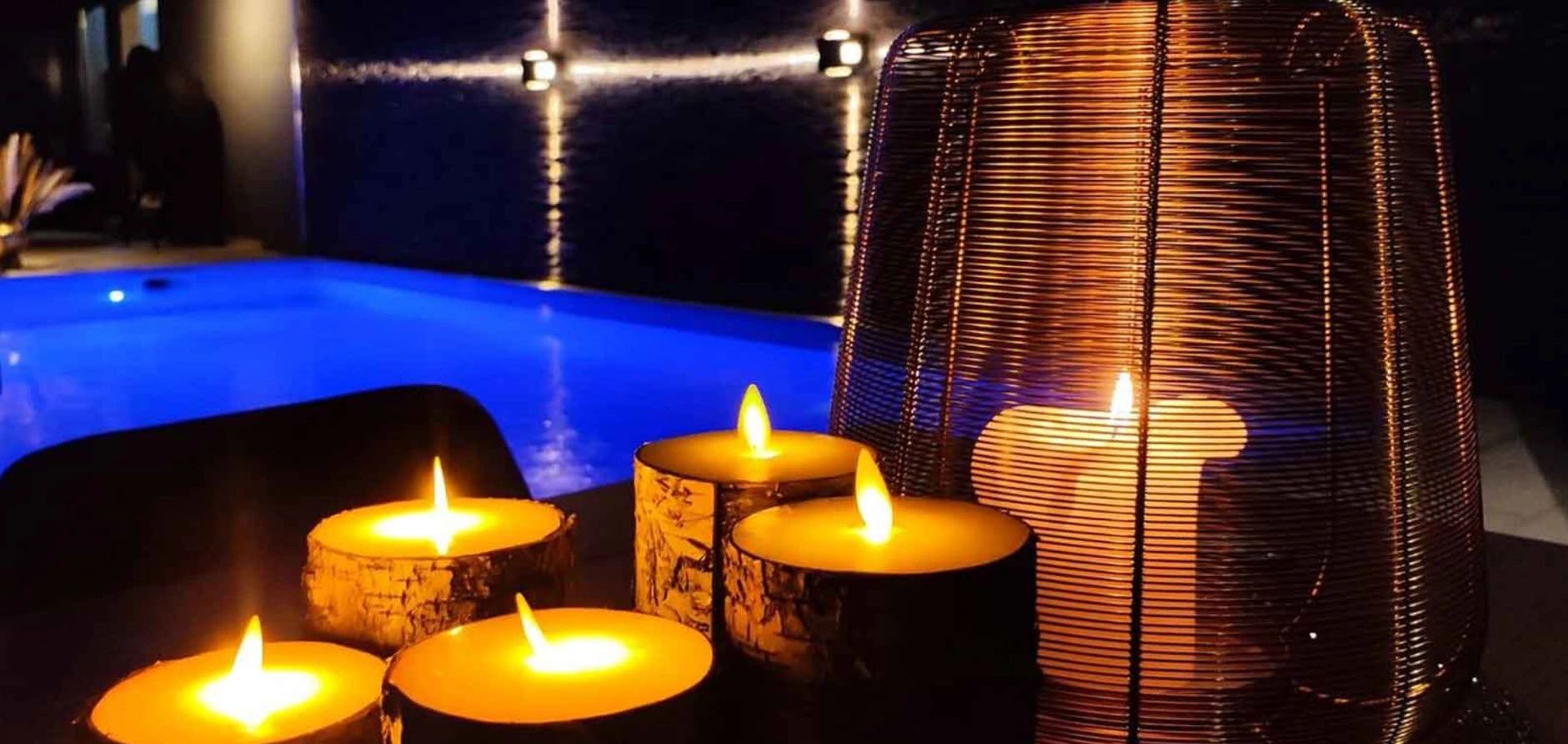 Bougies au bord de la piscine, lumière bleue
