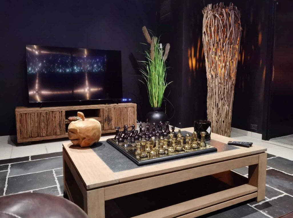 Salon d'une suite, télévision et table basse