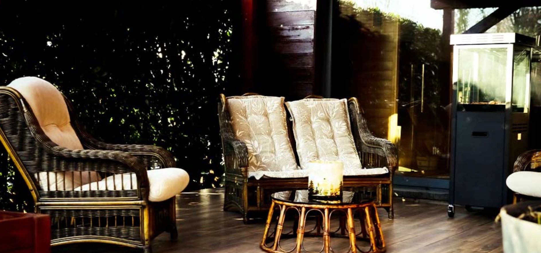 Terrasse couverte d'une suite, fauteuils en rotin