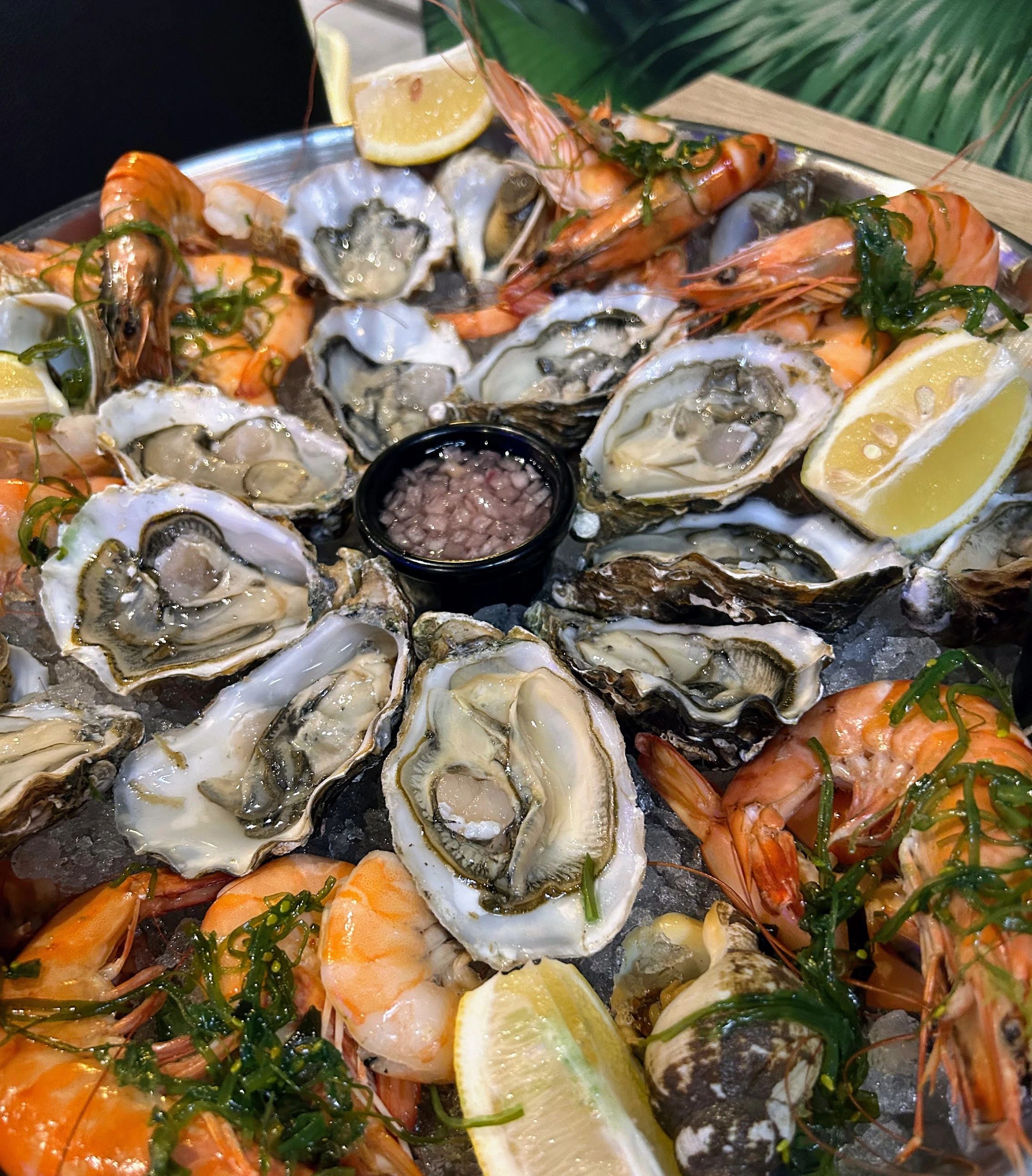 Grand plateau d'huîtres, crevettes et citrons