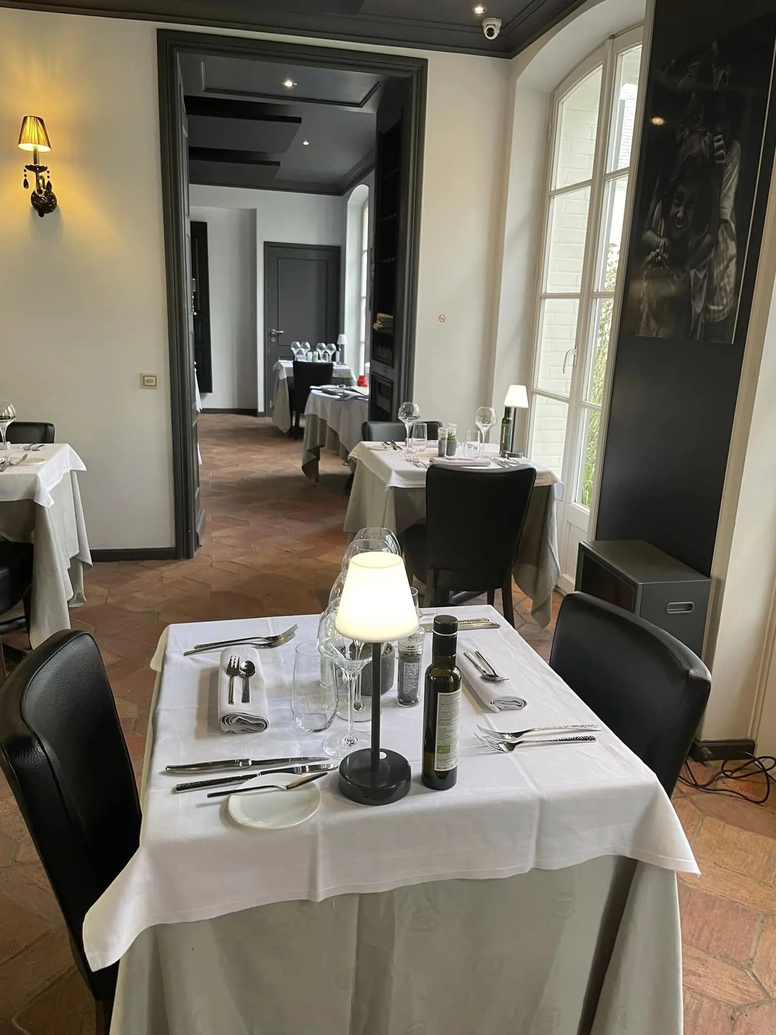 Salle de Table M dressée, nappes blanches, lumière du jour