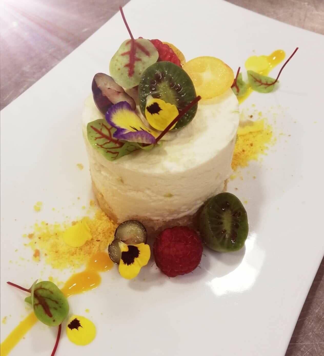 Timbale dressée avec fleurs comestibles, fraise et kiwi